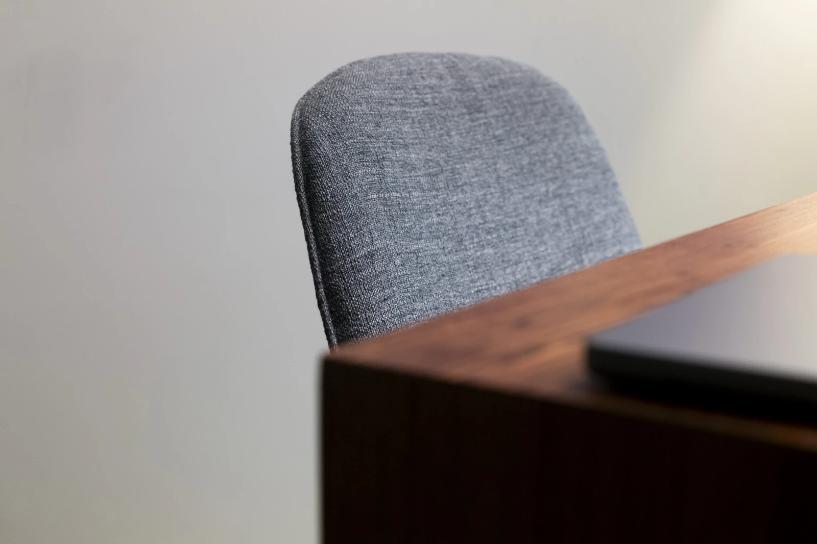 Ruhige, aufgeräumte Arbeitsumgebung bei CoinBegleiter