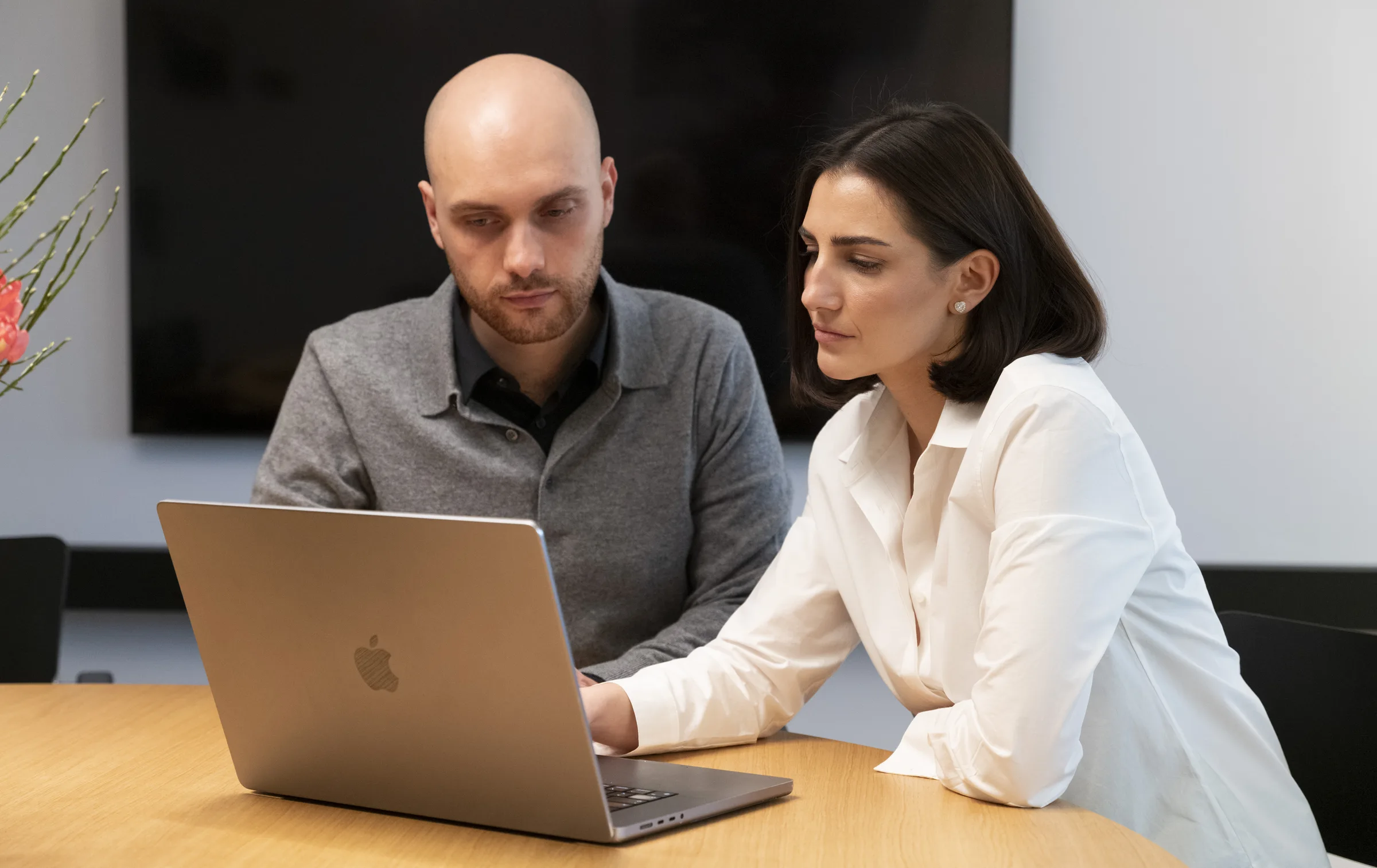 Denis Kersting und Ekaterina Regir von COINBEGLEITER bei der Arbeit